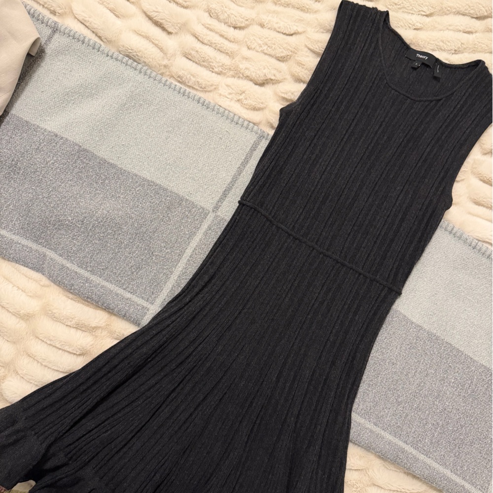Theory Charcoal Ribbed Knit Top - Picture 4 of 5